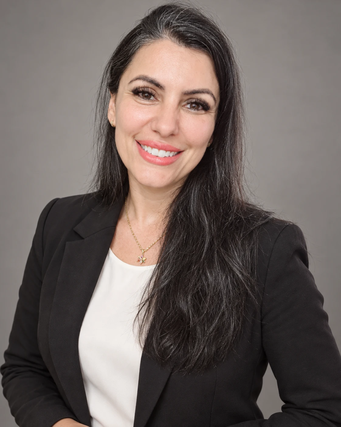 Giseli Santos em retrato profissional com blazer preto