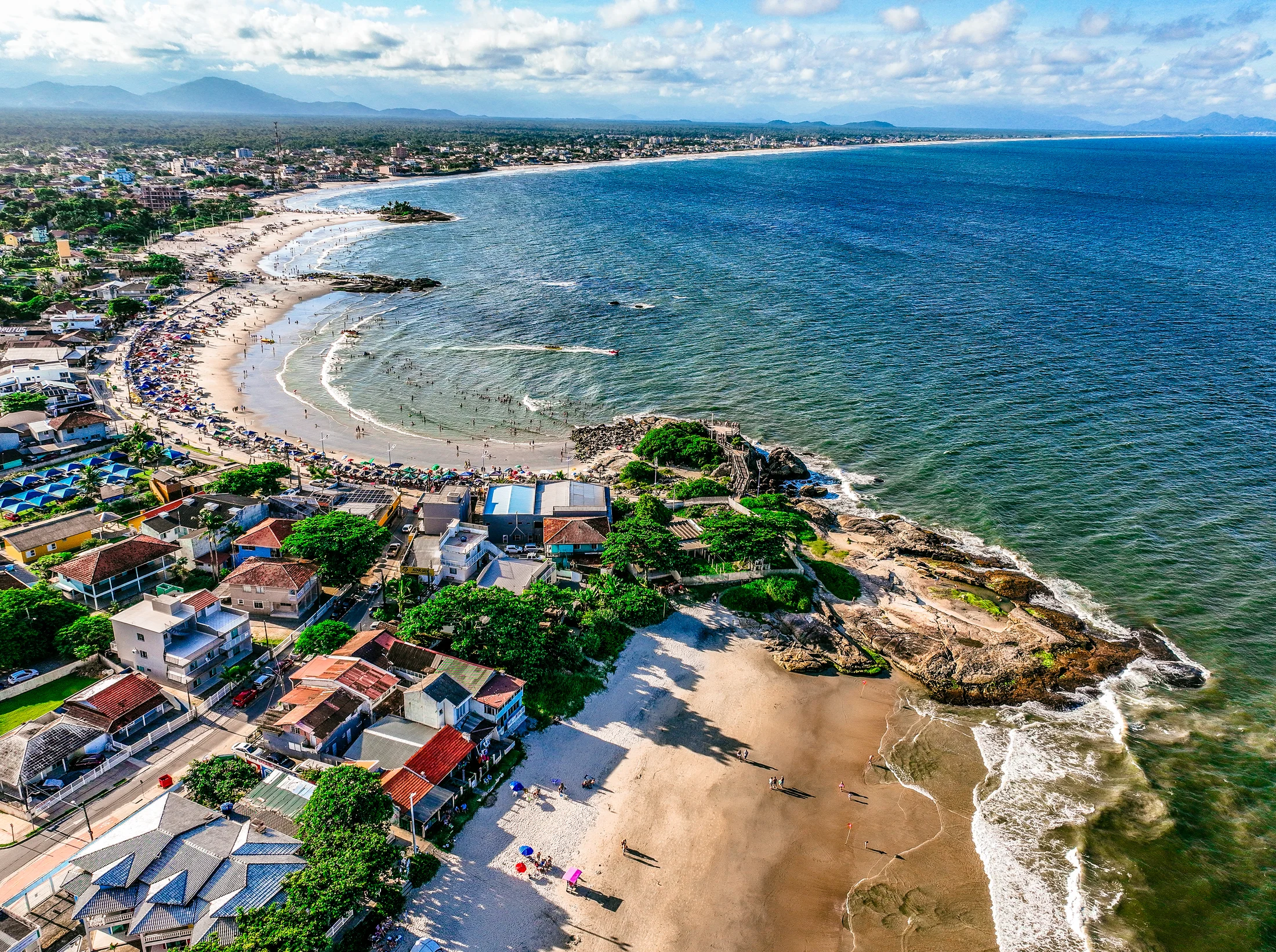 Vista aérea real da praia e da orla de Itapoá, Santa Catarina